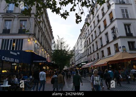 PARIS, FRANKREICH - 01. Okt 2019: Die Straßen von Paris am Abend, Frankreich Stockfoto