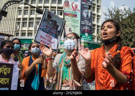 Während der Demonstration chanten Protestierende religiöse Parolen.der Rat der Hindu Buddhist Christian Unity und die International Society for Krishna Consciousness (ISKCON) veranstalteten in Dhaka eine Demonstration gegen die jüngste religiöse Gewalt gegen die Hindu-Gemeinschaft in Bangladesch. (Foto von Sazzad Hossain / SOPA Images/Sipa USA) Stockfoto