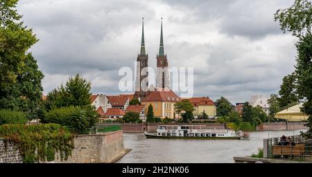 Breslau, Polen - 17. September 2021: Blick auf die Kathedrale und die oder und ein Touristenschiff auf einer Kreuzfahrt in der historischen Innenstadt von Breslau Stockfoto