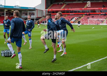 WALSALL, GROSSBRITANNIEN. 23. OKTOBER Barrows Spieler wärmen sich vor dem Sky Bet League 2-Spiel zwischen Walsall und Barrow am Samstag, den 23. Oktober 2021, im Banks' Stadium in Walsall auf. (Kredit: John Cripps | MI Nachrichten) Kredit: MI Nachrichten & Sport /Alamy Live Nachrichten Stockfoto