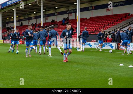 WALSALL, GROSSBRITANNIEN. 23. OKTOBER Barrows Spieler wärmen sich vor dem Sky Bet League 2-Spiel zwischen Walsall und Barrow am Samstag, den 23. Oktober 2021, im Banks' Stadium in Walsall auf. (Kredit: John Cripps | MI Nachrichten) Kredit: MI Nachrichten & Sport /Alamy Live Nachrichten Stockfoto