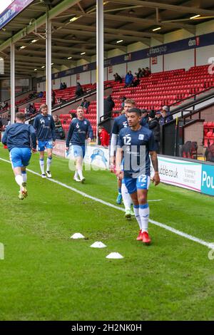 WALSALL, GROSSBRITANNIEN. 23. OKTOBER Barrows Spieler wärmen sich vor dem Sky Bet League 2-Spiel zwischen Walsall und Barrow am Samstag, den 23. Oktober 2021, im Banks' Stadium in Walsall auf. (Kredit: John Cripps | MI Nachrichten) Kredit: MI Nachrichten & Sport /Alamy Live Nachrichten Stockfoto