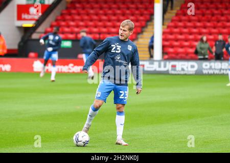 WALSALL, GROSSBRITANNIEN. 23. OKTOBER Barrows Spieler wärmen sich vor dem Sky Bet League 2-Spiel zwischen Walsall und Barrow am Samstag, den 23. Oktober 2021, im Banks' Stadium in Walsall auf. (Kredit: John Cripps | MI Nachrichten) Kredit: MI Nachrichten & Sport /Alamy Live Nachrichten Stockfoto