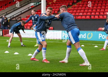 WALSALL, GROSSBRITANNIEN. 23. OKTOBER Barrows Spieler wärmen sich vor dem Sky Bet League 2-Spiel zwischen Walsall und Barrow am Samstag, den 23. Oktober 2021, im Banks' Stadium in Walsall auf. (Kredit: John Cripps | MI Nachrichten) Kredit: MI Nachrichten & Sport /Alamy Live Nachrichten Stockfoto