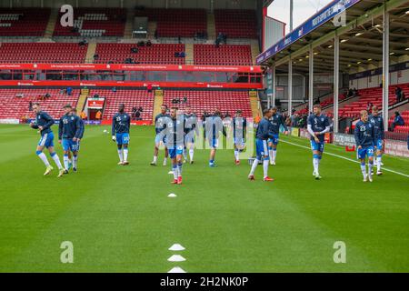 WALSALL, GROSSBRITANNIEN. 23. OKTOBER Barrows Spieler wärmen sich vor dem Sky Bet League 2-Spiel zwischen Walsall und Barrow am Samstag, den 23. Oktober 2021, im Banks' Stadium in Walsall auf. (Kredit: John Cripps | MI Nachrichten) Kredit: MI Nachrichten & Sport /Alamy Live Nachrichten Stockfoto