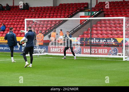 WALSALL, GROSSBRITANNIEN. 23. OKTOBER Barrows Spieler wärmen sich vor dem Sky Bet League 2-Spiel zwischen Walsall und Barrow am Samstag, den 23. Oktober 2021, im Banks' Stadium in Walsall auf. (Kredit: John Cripps | MI Nachrichten) Kredit: MI Nachrichten & Sport /Alamy Live Nachrichten Stockfoto