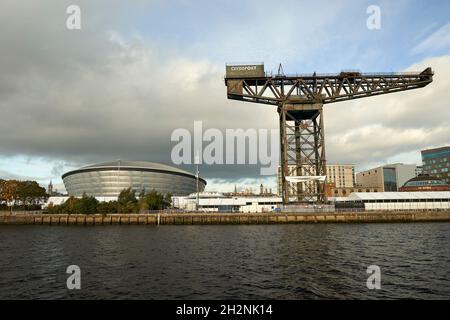 Blick auf den Veranstaltungsort der COP26 UN-Klimakonferenz Glasgow, den Scottish Events Campus mit den berühmten Glasgow Landmarks. Stockfoto