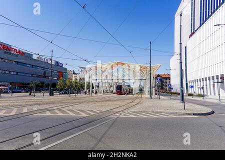 Lodz, Polen - 9. September 2021: Blick auf den modernen Hauptbahnhof in der Innenstadt von Lodz Stockfoto