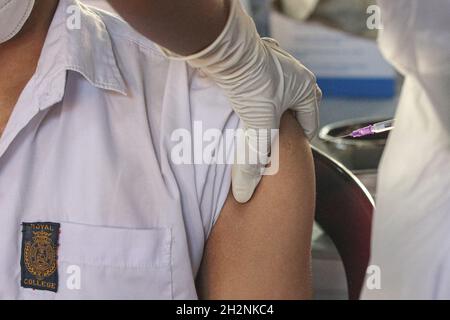 Ein Student aus Sri Lanka erhält am 22. Oktober 2021 in einem Impfzentrum am Royal College in Colombo, Sri Lanka, die erste Dosis des Pfizer-BioNTech-Impfstoffs (Covid-19-Impfstoff). (Foto von Saman Abesiriwardana/Pacific Press/Sipa USA) Stockfoto