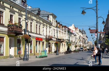 Lodz, Polen - 9. September 2021: Street Life urban Downtown Blick auf das Stadtzentrum von Lodz Stockfoto