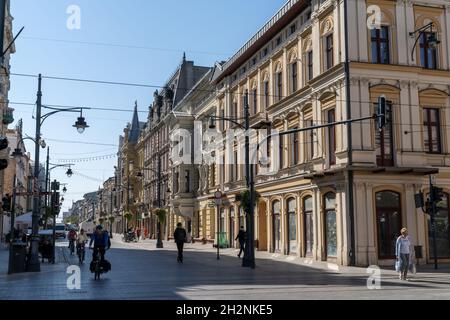 Lodz, Polen - 9. September 2021: Street Life urban Downtown Blick auf das Stadtzentrum von Lodz Stockfoto