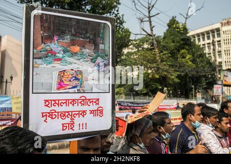 Ein Protestler hält während der Demonstration ein Plakat.der Rat der Hindu Buddhist Christian Unity und die Internationale Gesellschaft für Krishna-Bewusstsein (ISKCON) veranstalteten in Dhaka eine Demonstration gegen die jüngste religiöse Gewalt gegen die Hindu-Gemeinschaft in Bangladesch. (Foto von Sazzad Hossain / SOPA Images/Sipa USA) Stockfoto