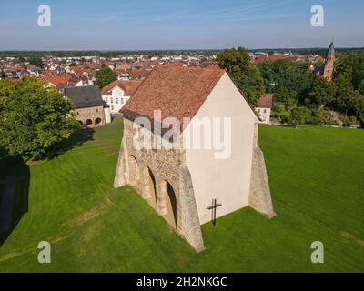Drohnenblick auf die Abtei Lorsch auf Deutschland, UNESCO-Weltkulturerbe Stockfoto