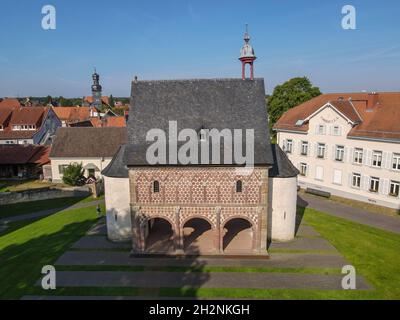 Drohnenblick auf die Abtei Lorsch auf Deutschland, UNESCO-Weltkulturerbe Stockfoto