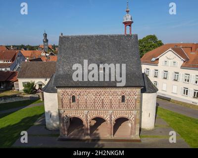 Drohnenblick auf die Abtei Lorsch auf Deutschland, UNESCO-Weltkulturerbe Stockfoto