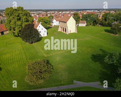 Drohnenblick auf die Abtei Lorsch auf Deutschland, UNESCO-Weltkulturerbe Stockfoto