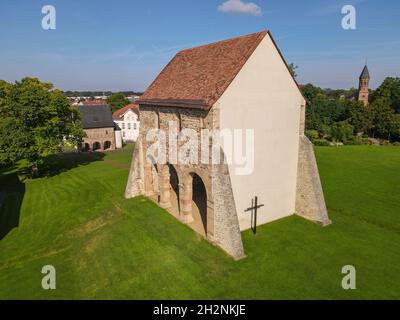 Drohnenblick auf die Abtei Lorsch auf Deutschland, UNESCO-Weltkulturerbe Stockfoto
