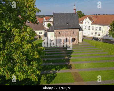 Drohnenblick auf die Abtei Lorsch auf Deutschland, UNESCO-Weltkulturerbe Stockfoto