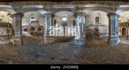 360 Grad Panorama Ansicht von Full nahtlose sphärische hdri Panorama 360 Grad Winkel Blick innerhalb des Inneren der zerstörten verlassenen Choral jüdische Synagoge in equirechteckigen Projekt