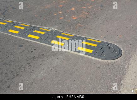 Verkehrssicherheit Geschwindigkeitseinfluss auf einer asphaltierten Straße. Geschwindigkeitsunebenheiten (oder Geschwindigkeitsschalter). Stockfoto