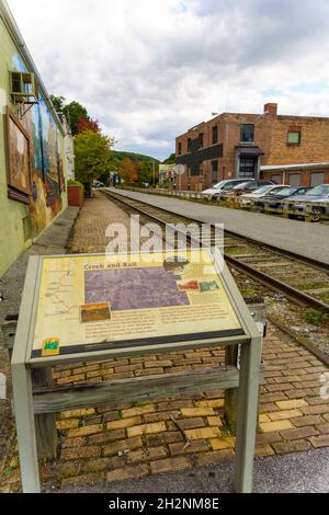 Glen Rock, PA, USA - 17. Oktober 2021: Eine historische Markierung entlang des Parksystems des York County Heritage Rail Trail in der Innenstadt. Stockfoto