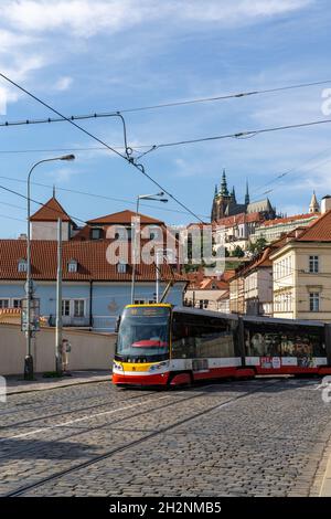 Prag, Tschechien - 23. September 2021: Die Straßenbahn fährt von der Haltestelle Prager Burg im historischen Stadtzentrum ab Stockfoto