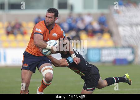 Parma, Italien. Oktober 2021. Henry Immelman (Edinburgh) mit einer Abladung während Zebre Rugby Club vs Edinburgh, United Rugby Championship Spiel in Parma, Italien, Oktober 23 2021 Kredit: Unabhängige Fotoagentur/Alamy Live Nachrichten Stockfoto