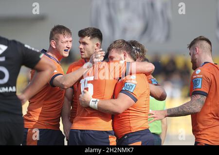 Parma, Italien. Oktober 2021. Edinburgh feiert den Sieg gegen Zebre während des Zebre Rugby Club gegen Edinburgh, United Rugby Championship Spiel in Parma, Italien, Oktober 23 2021 Quelle: Independent Photo Agency/Alamy Live News Stockfoto