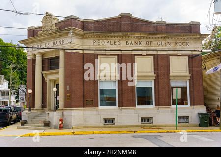 Glen Rock, PA, USA - 17. Oktober 2021: Das Peoples Bank Building in der Innenstadt des historischen Gen Rock. Stockfoto