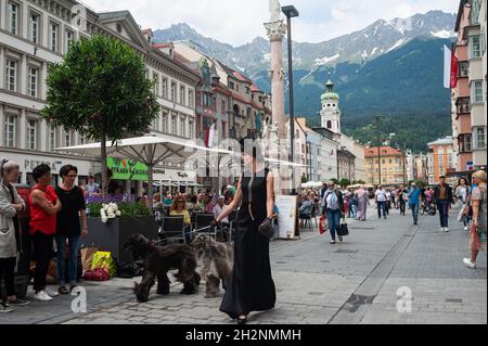 22.06.2019, Innsbruck, Tirol, Österreich, Europa - die Menschen flanieren entlang der Fußgängerzone Maria-Theresien-Straße im Zentrum der Altstadt. Stockfoto