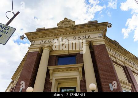 Glen Rock, PA, USA - 17. Oktober 2021: Das Peoples Bank Building in der Innenstadt des historischen Gen Rock. Stockfoto