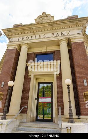 Glen Rock, PA, USA - 17. Oktober 2021: Das Peoples Bank Building in der Innenstadt des historischen Gen Rock. Stockfoto