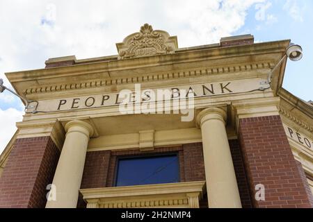 Glen Rock, PA, USA - 17. Oktober 2021: Das Peoples Bank Building in der Innenstadt des historischen Gen Rock. Stockfoto