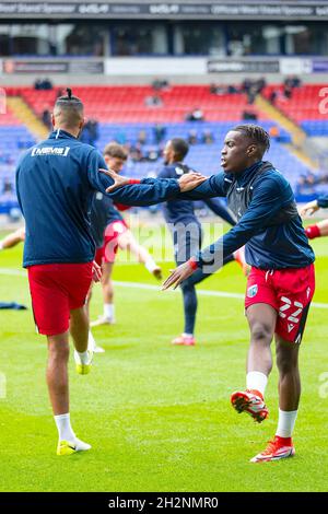 Bolton, Großbritannien. Oktober 2021. Gillingham-Stürmer Gerard Sithole (22)Aufwärmen vor dem Spiel der EFL Sky Bet League 1 zwischen Bolton Wanderers und Gillingham am 23. Oktober 2021 im University of Bolton Stadium, Bolton, England. Foto von Mike Morese. Nur zur redaktionellen Verwendung, Lizenz für kommerzielle Nutzung erforderlich. Keine Verwendung bei Wetten, Spielen oder Veröffentlichungen einzelner Clubs/Vereine/Spieler. Kredit: UK Sports Pics Ltd/Alamy Live Nachrichten Stockfoto