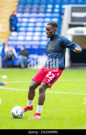 Bolton, Großbritannien. Oktober 2021. Gillingham-Stürmer Gerard Sithole (22)Aufwärmen vor dem Spiel der EFL Sky Bet League 1 zwischen Bolton Wanderers und Gillingham am 23. Oktober 2021 im University of Bolton Stadium, Bolton, England. Foto von Mike Morese. Nur zur redaktionellen Verwendung, Lizenz für kommerzielle Nutzung erforderlich. Keine Verwendung bei Wetten, Spielen oder Veröffentlichungen einzelner Clubs/Vereine/Spieler. Kredit: UK Sports Pics Ltd/Alamy Live Nachrichten Stockfoto