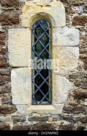 Schmale Bleilichtfenster in der Kirchenwand Stockfoto