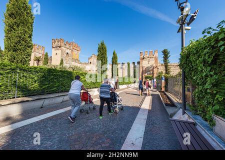 Mittelalterliche Scaligerburg und befestigte Mauern (IX-XIV Jahrhundert), kleines Dorf Lazise, Ferienort an der Küste des Gardasees, Verona, Italien. Stockfoto