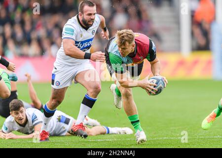 LONDON, GROSSBRITANNIEN. Oktober 2021. Alex Dombrandt von Harlequins (Capt.) wird während des Spiels der Gallagher Premiership Rugby-Runde 6 zwischen Harlequins und Bath Rugby im Stoop Stadium am Samstag, den 23. Oktober 2021, in Angriff genommen. LONDON, ENGLAND. Kredit: Taka G Wu/Alamy Live Nachrichten Stockfoto