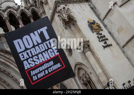 London, Großbritannien. Oktober 2021. LONDON, 23. OKTOBER 2021, nicht ausliefern Assange Protest Tage vor US-Berufung Julian Assange Auslieferungsblock an den Royal Courts of Justice Kredit: Lucy North/Alamy Live News Stockfoto