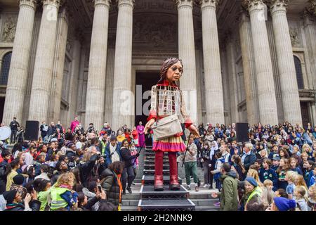 London, Großbritannien. Oktober 2021. Vor der St. Paul's Cathedral versammeln sich Menschenmassen, um die kleine Amal willkommen zu heißen. Little Amal ist eine 3.5 Meter hohe Marionette, die ein syrisches Flüchtlingskind darstellt, dessen Reise nahe der türkisch-syrischen Grenze begann und 8,000 km quer durch Europa nach Großbritannien zur Unterstützung von Flüchtlingen reiste. Kredit: SOPA Images Limited/Alamy Live Nachrichten Stockfoto