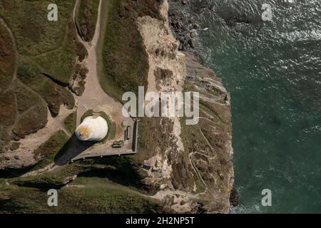 Luftaufnahme des ehemaligen Leuchtturms, bekannt als der „Pfefferpot“ in Portreath, Cornwall, Großbritannien Stockfoto