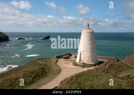 Luftaufnahme des ehemaligen Leuchtturms, bekannt als der „Pfefferpot“ in Portreath, Cornwall, Großbritannien Stockfoto