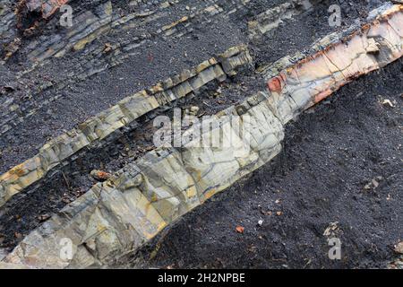 Bergfelsen Schichten über die Jahrhunderte hinweg Formationen. Interessanter Hintergrund mit faszinierender Textur, hochwertige Bilder Stockfoto