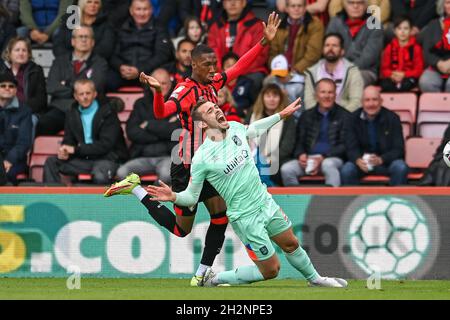 Harry Toffolo #3 aus Huddersfield Town wird von Jaidon Anthony #32 aus Bournemouth gefoudert Stockfoto