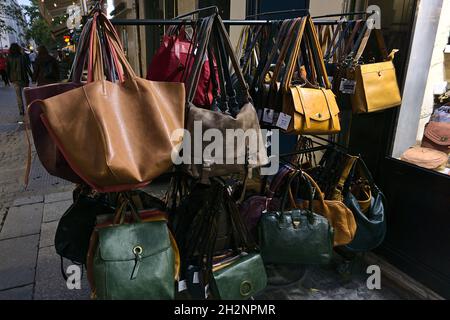 PARIS, FRANKREICH - 01. Okt 2019: Ein Handtaschengeschäft in Paris am Abend, Frankreich Stockfoto