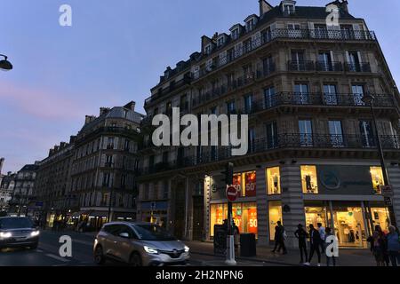 PARIS, FRANKREICH - 01. Okt 2019: Eine Nachtansicht der Straßen von Paris, Frankreich Stockfoto
