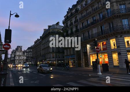PARIS, FRANKREICH - 01. Okt 2019: Abendlicher Verkehr und Architektur Paris, Frankreich Stockfoto