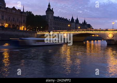 PARIS, FRANKREICH - 01. Okt 2019: Die Brücke Pont au Change in Paris am Abend, Frankreich. Die Türme der Conciergerie sind von der linken Seite aus zu sehen; ein Kino Stockfoto