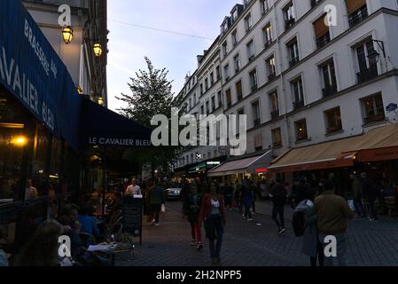PARIS, FRANKREICH - 01. Okt 2019: Ein Blick auf das Einkaufen von Menschen und die Straßen von Paris bei Nacht, Frankreich Stockfoto