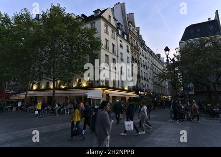 PARIS, FRANKREICH - 01. Okt 2019: Eine geschäftige Straße in Paris am Abend, Frankreich Stockfoto